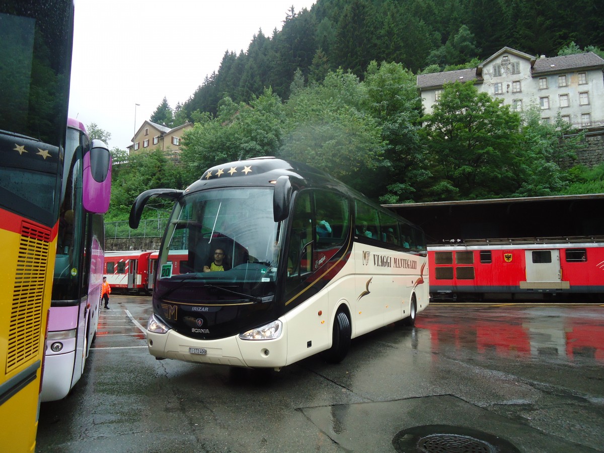 (140'397) - Mantegazzi, Arogno - TI 172'406 - Scania/Irizar am 1. Juli 2012 beim Bahnhof Gschenen