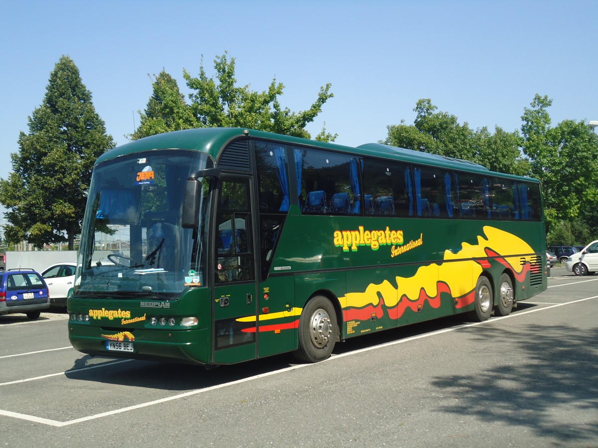 (141'375) - Aus England: Applegates, Berkeley - YN56 BEJ - Neoplan am 22. August 2012 in Thun, Seestrasse