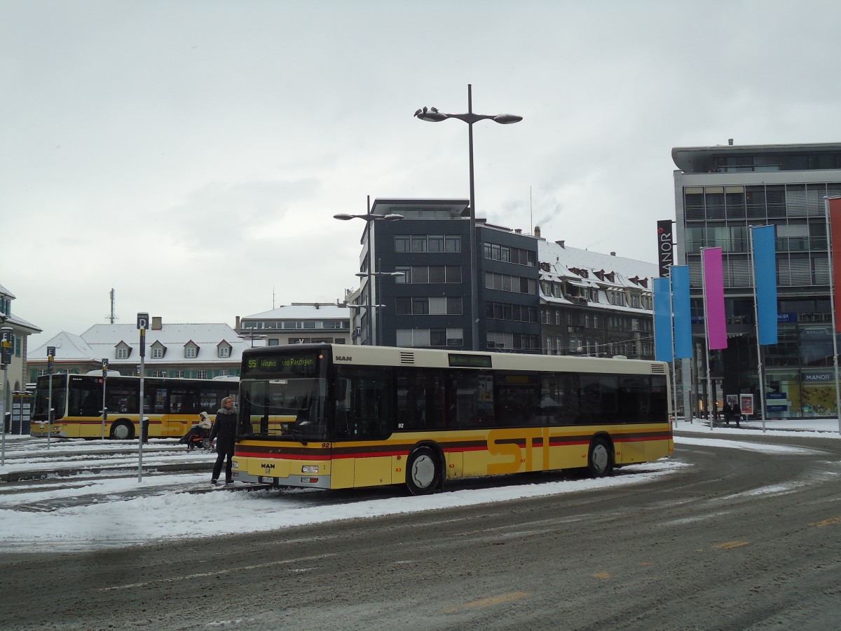 (142'302) - STI Thun - Nr. 92/BE 572'092 - MAN am 2. Dezember 2012 beim Bahnhof Thun