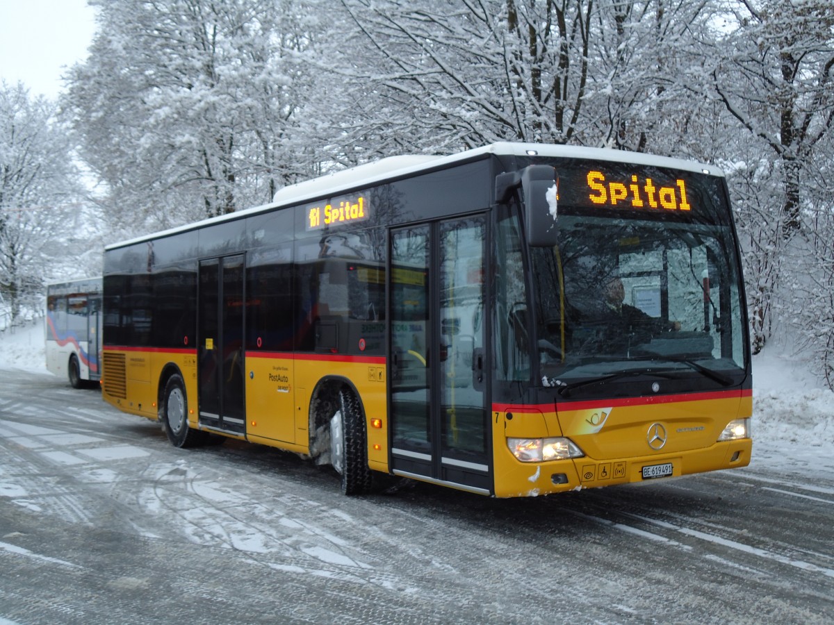 (142'324) - Lengacher, Wichtrach - Nr. 7/BE 619'491 - Mercedes am 8. Dezember 2012 beim Bahnhof Mnsingen (prov. Haltestelle)