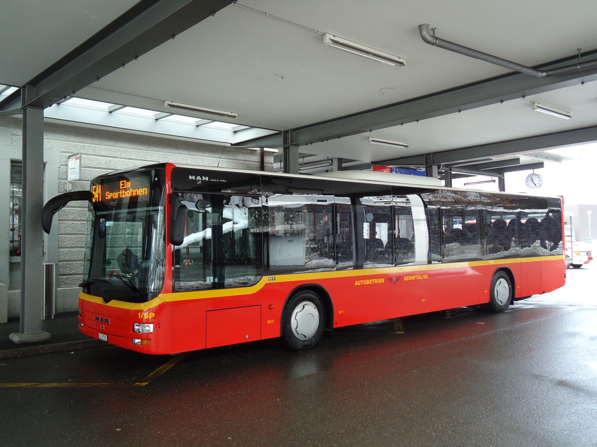 (142'612) - AS Engi - Nr. 1/SP/GL 7701 - MAN am 23. Dezember 2012 beim Bahnhof Schwanden