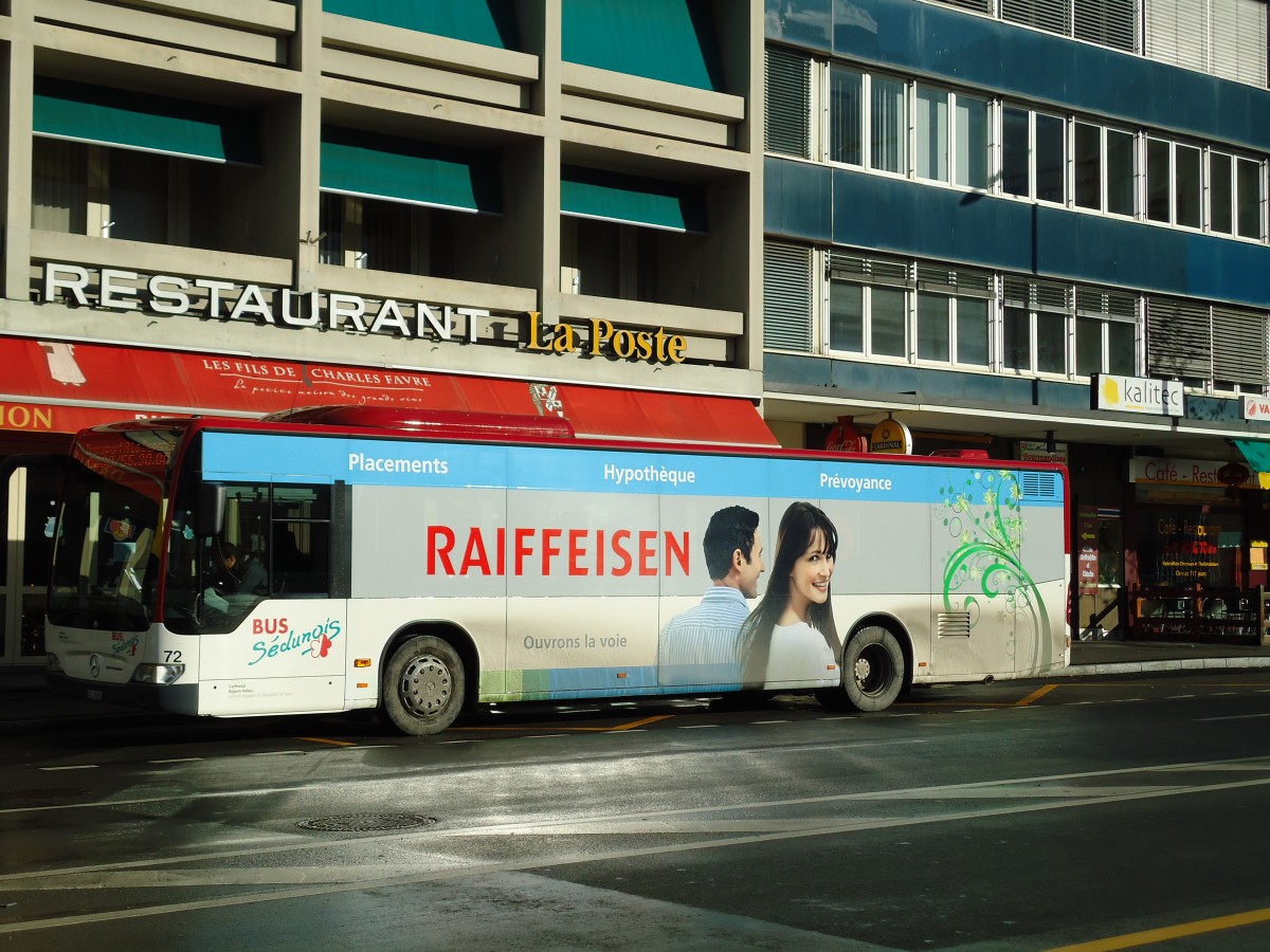 (142'660) - Lathion, Sion - Nr. 72/VS 31'615 - Mercedes am 26. Dezember 2012 beim Bahnhof Sion