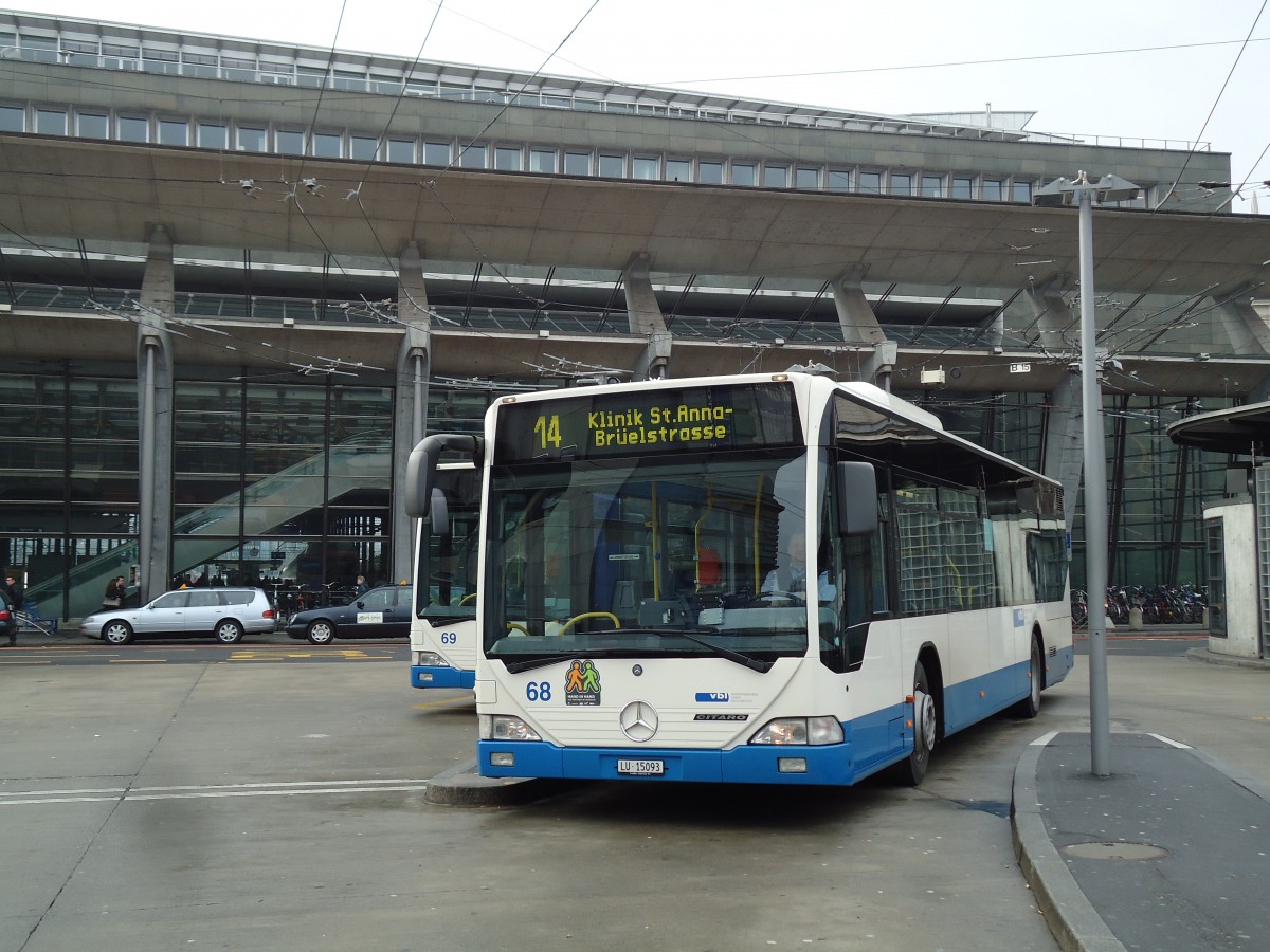 (142'962) - VBL Luzern - Nr. 68/LU 15'093 - Mercedes am 5. Januar 2013 beim Bahnhof Luzern