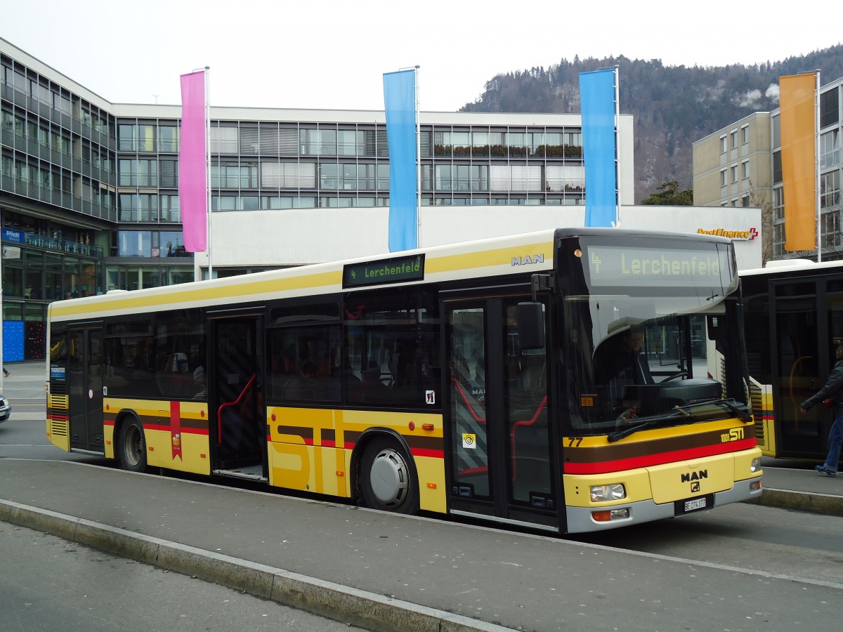 (143'018) - STI Thun - Nr. 77/BE 274'177 - MAN am 15. Januar 2013 beim Bahnhof Thun