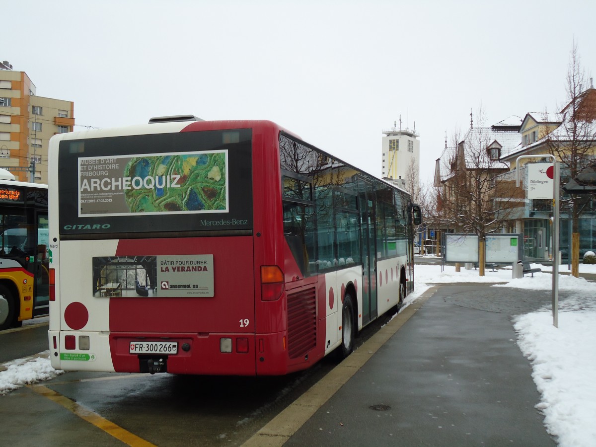 (143'114) - TPF Fribourg - Nr. 19/FR 300'266 - Mercedes am 21. Januar 2013 beim Bahnhof Ddingen