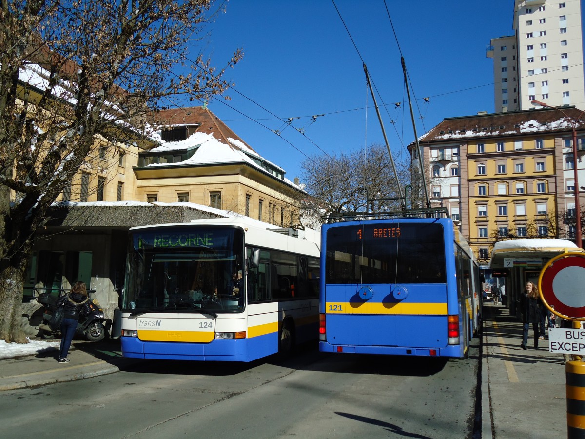 (143'261) - transN, La Chaux-de-Fonds Nr. 124 - NAW/Hess Gelenktrolleybus (ex TC La Chaux-de-Fonds Nr. 124) + TC La Chaux-de-Fonds - Nr. 121 - NAW/Hess Gelenktrolleybus am 19. Februar 2013 beim Bahnhof La Chaux-de-Fonds