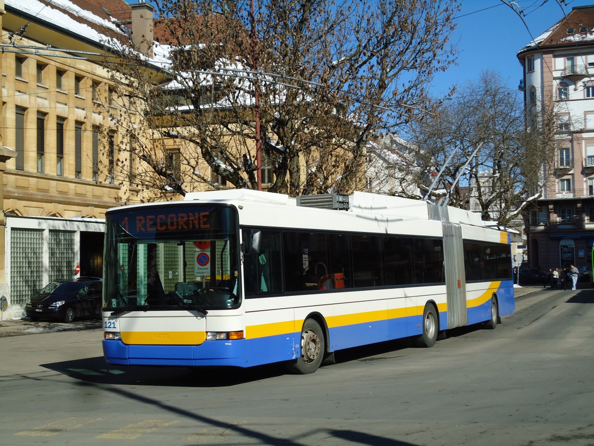 (143'280) - TC La Chaux-de-Fonds - Nr. 121 - NAW/Hess Gelenktrolleybus am 19. Februar 2013 beim Bahnhof La Chaux-de-Fonds