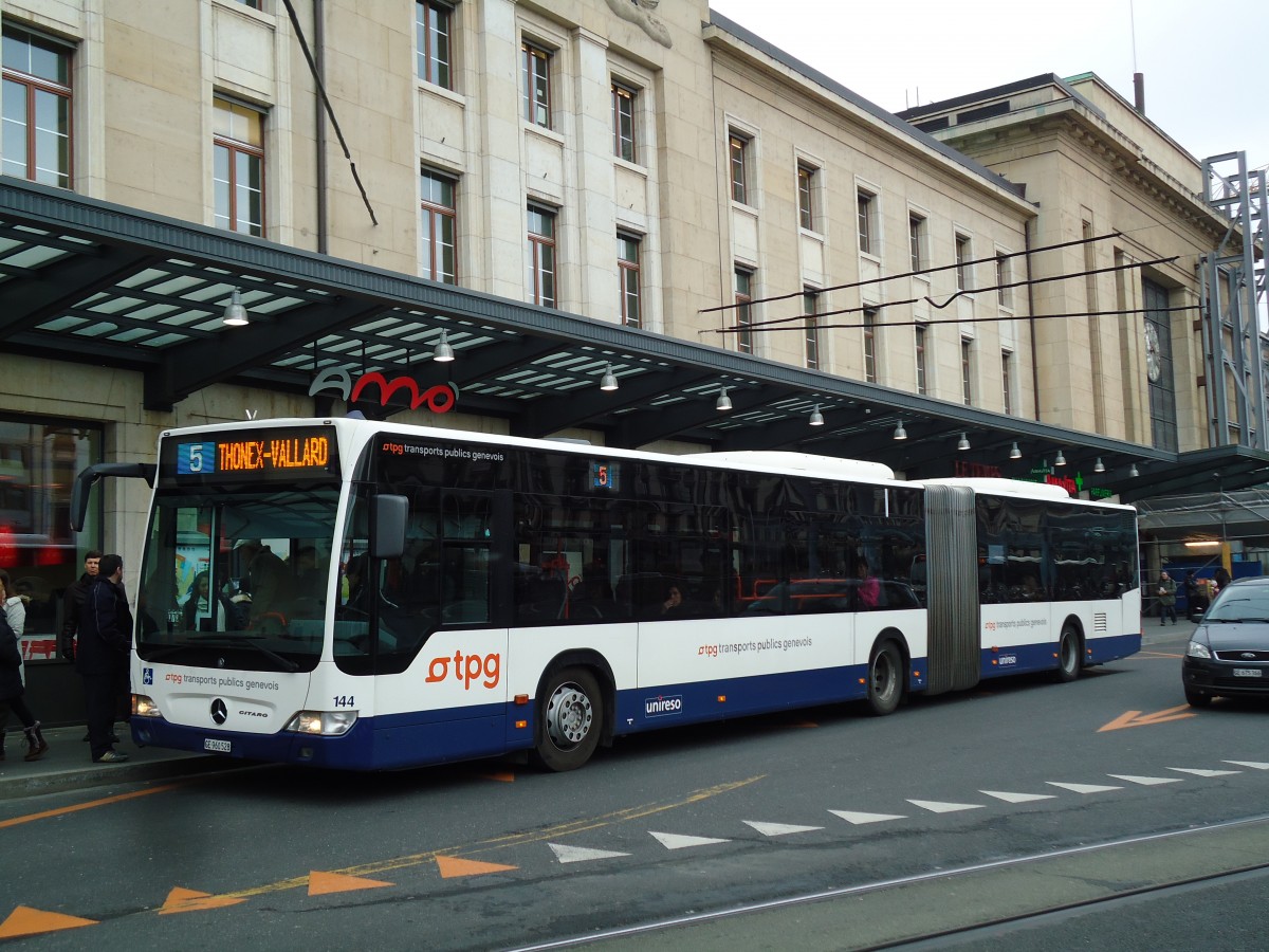 (143'356) - TPG Genve - Nr. 144/GE 960'528 - Mercedes am 22. Februar 2013 beim Bahnhof Genve