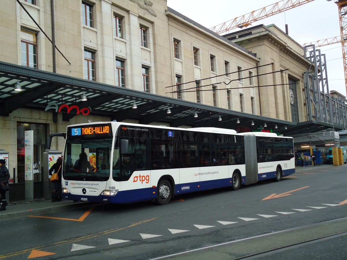 (143'365) - TPG Genve - Nr. 1186/GE 960'936 - Mercedes am 22. Februar 2013 beim Bahnhof Genve