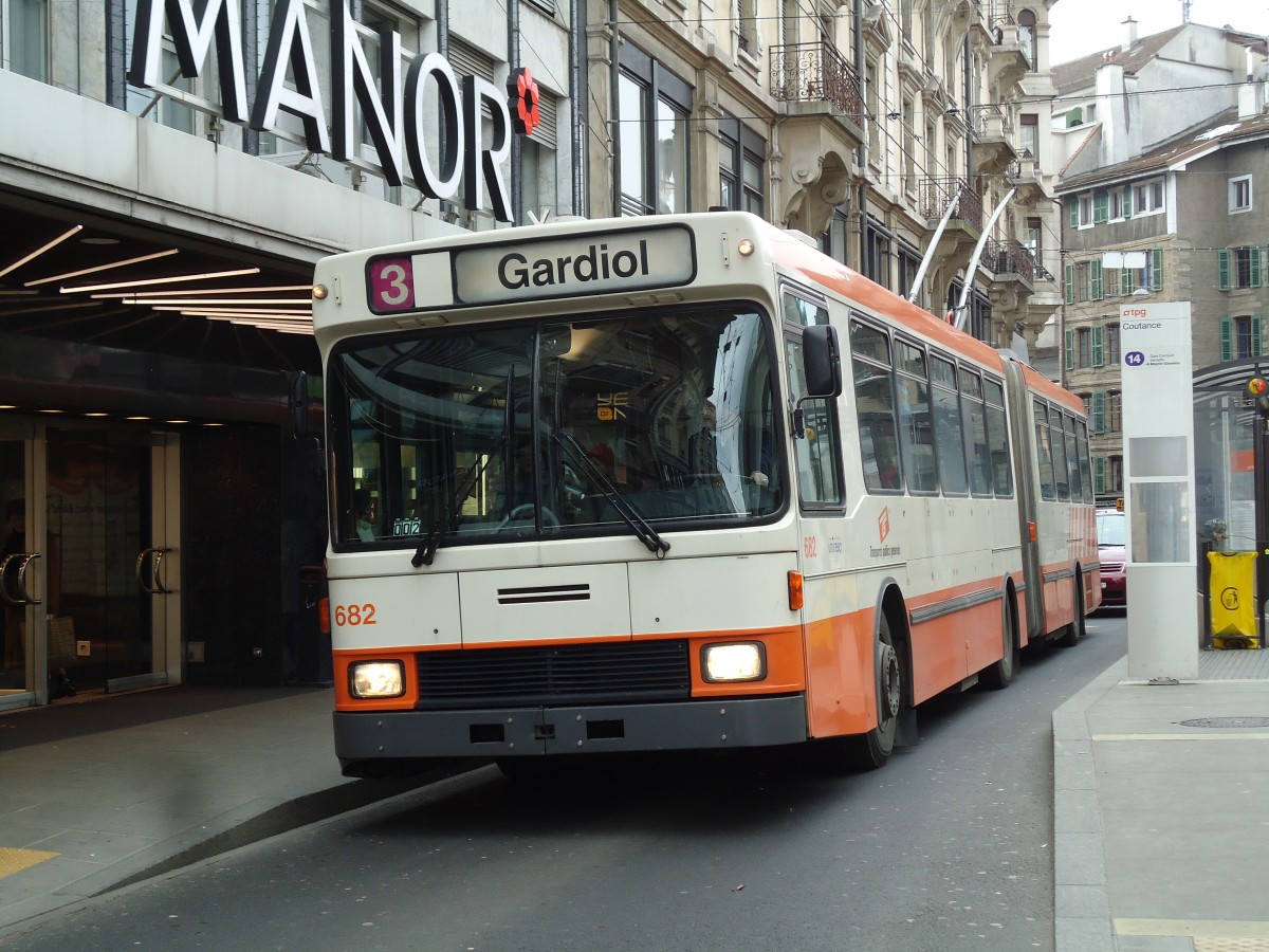 (143'376) - TPG Genve - Nr. 682 - NAW/Hess Gelenktrolleybus am 22. Februar 2013 in Genve, Coutance