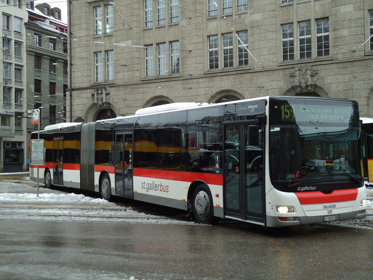 (143'637) - St. Gallerbus, St. Gallen - Nr. 297/SG 198'297 - MAN am 20. April 2013 beim Bahnhof St. Gallen