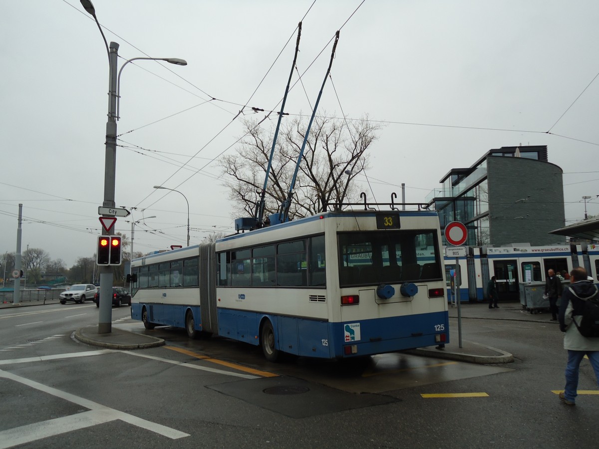 (143'738) - VBZ Zrich - Nr. 125 - Mercedes Gelenktrolleybus am 21. April 2013 beim Bahnhof Zrich-Tiefenbrunnen