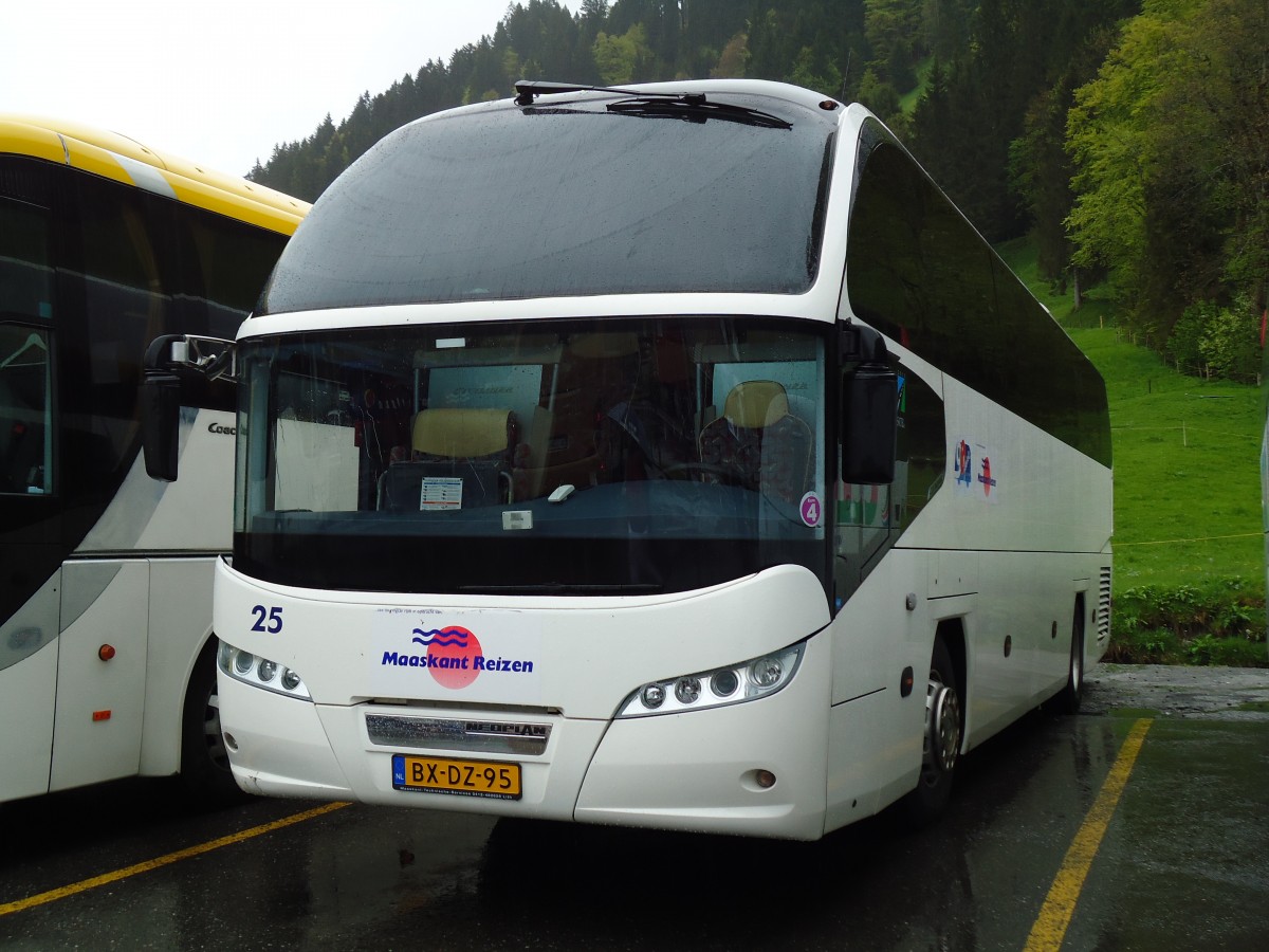 (144'229) - Aus Holland: Maaskant, Lith - Nr. 25/BX-DZ-95 - Neoplan am 19. Mai 2013 in Engelberg, Titlisbahnen