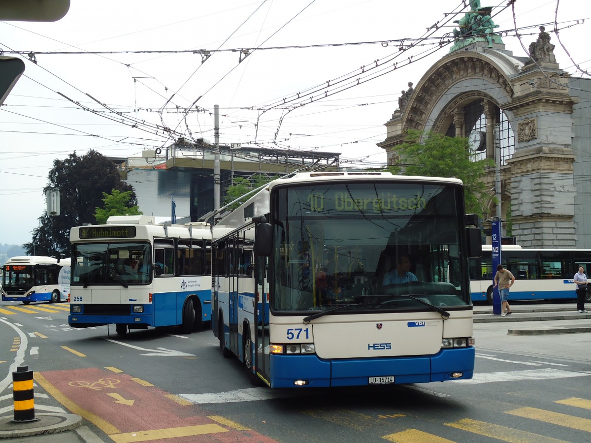 (145'689) - VBL Luzern - Nr. 571/LU 15'714 - Scania/Hess am 8. Juli 2013 beim Bahnhof Luzern