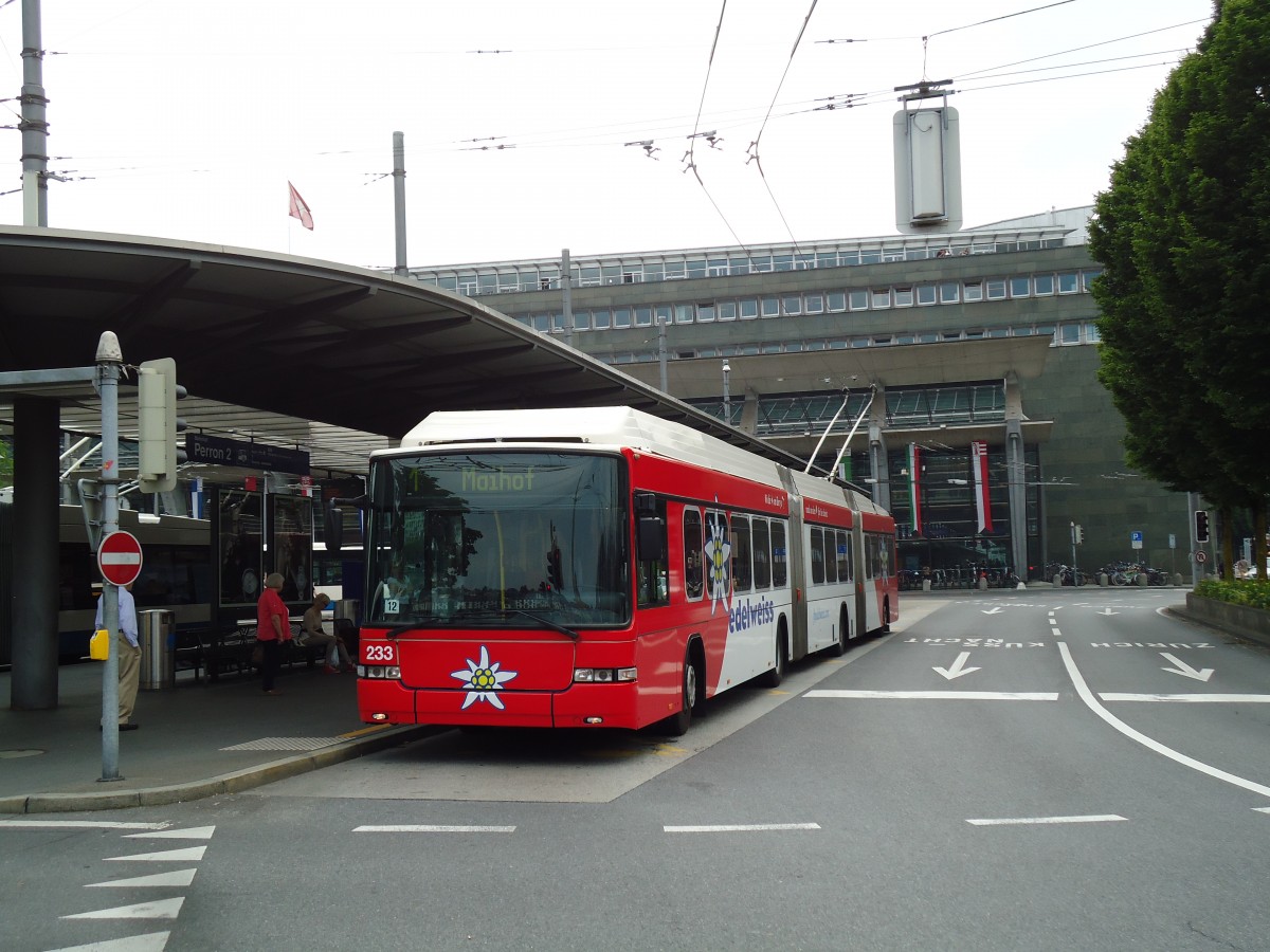 (145'704) - VBL Luzern - Nr. 233 - Hess/Hess Doppelgelenktrolleybus am 8. Juli 2013 beim Bahnhof Luzern