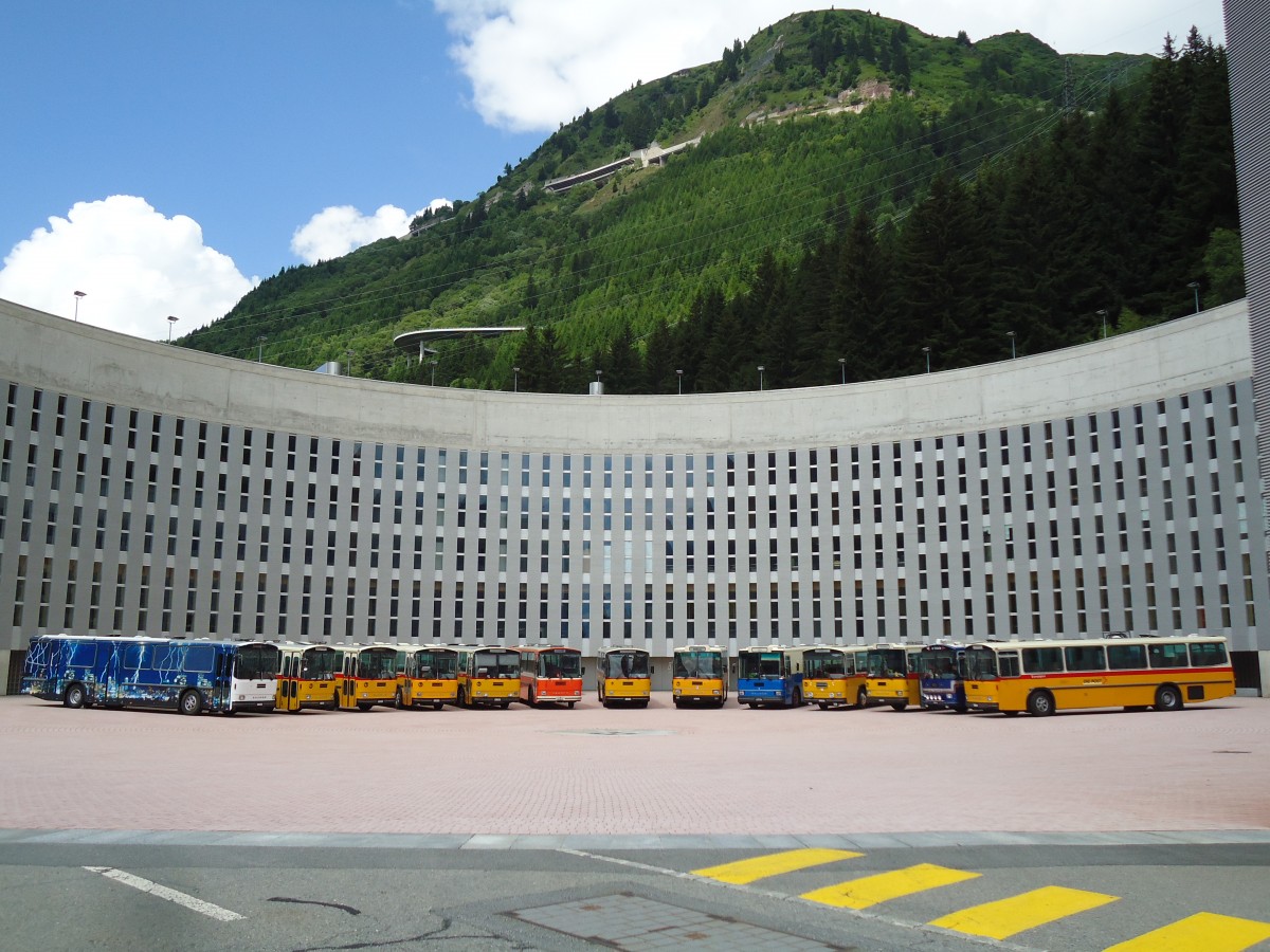 (145'909) - Gloor, Staufen - AG 9380 U - Saurer/Hess (ex ALMAT, Tagelswangen; ex P 26'516) + Gautschi, Suhr - AG 6835 - Saurer/Tscher (ex Ltscher, Neuheim Nr. 200; ex Cartek, Regensdorf; ex P 25'822) am 20. Juli 2013 in Airolo, Caserna (und 11 weitere Saurer RH)