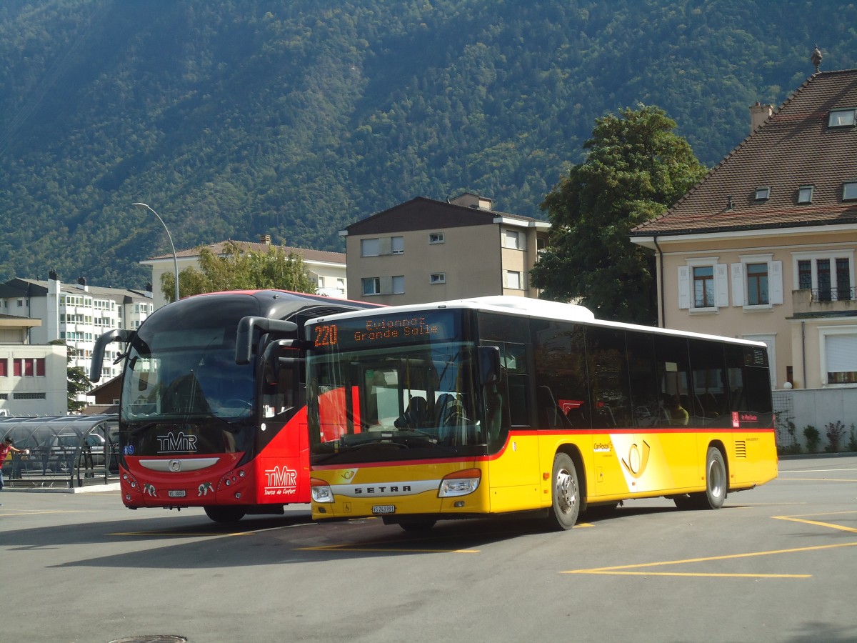 (147'340) - PostAuto Wallis - Nr. 44/VS 243'991 - Setra am 22. September 2013 beim Bahnhof Martigny