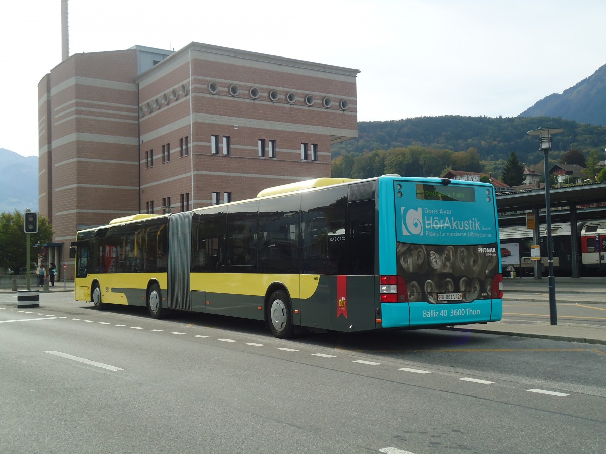 (147'370) - STI Thun - Nr. 142/BE 801'142 - MAN am 28. September 2013 beim Bahnhof Spiez