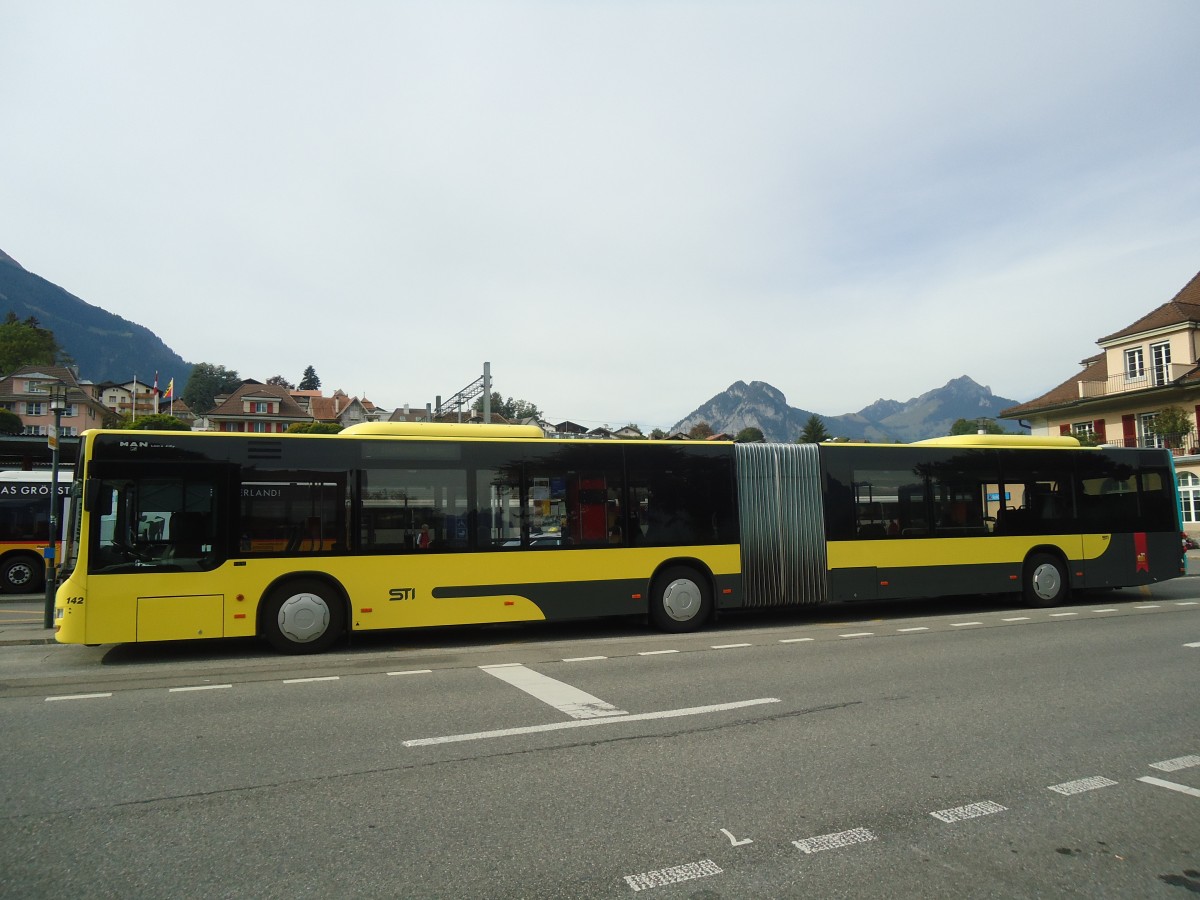 (147'375) - STI Thun - Nr. 142/BE 801'142 - MAN am 28. September 2013 beim Bahnhof Spiez