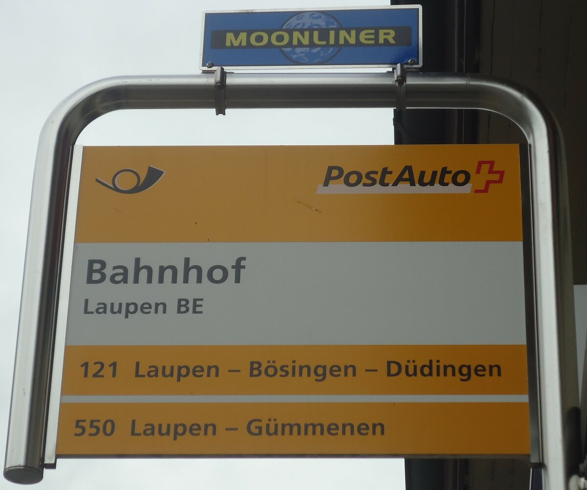 (147'474) - PostAuto-Haltestellenschild - Laupen BE, Bahnhof am 6. Oktober 2013