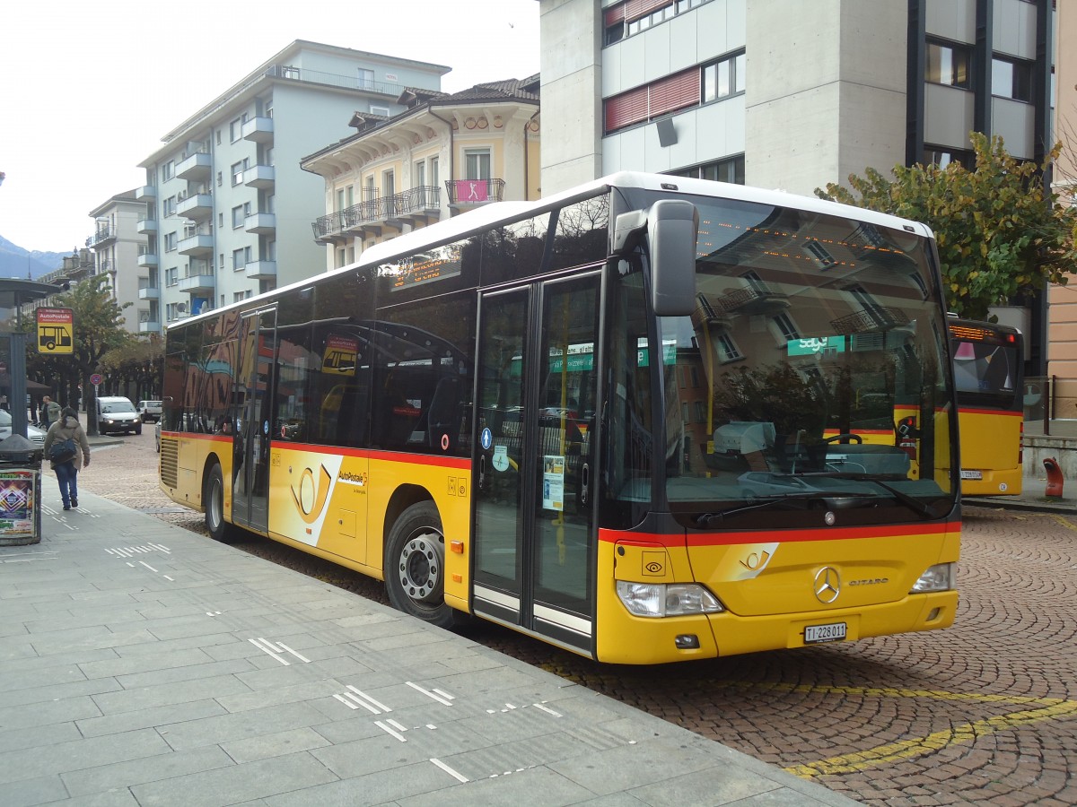 (147'655) - AutoPostale Ticino - TI 228'011 - Mercedes am 5. November 2013 beim Bahnhof Bellinzona