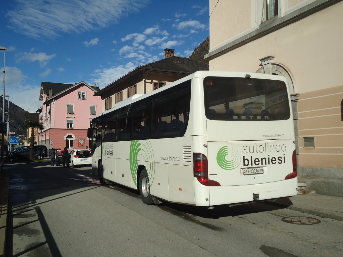 (147'886) - ABl Biasca - Nr. 21/TI 231'021 - Setra am 6. November 2013 beim Bahnhof Biasca