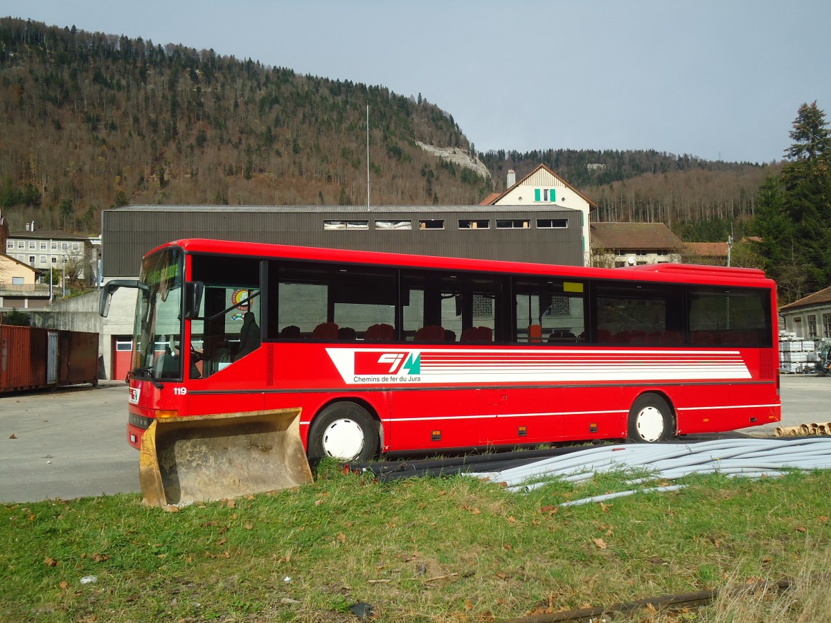 (147'913) - CJ Tramelan - Nr. 119/BE 368'596 - Setra (ex Nr. 19) am 8. November 2013 beim Bahnhof St-Imier