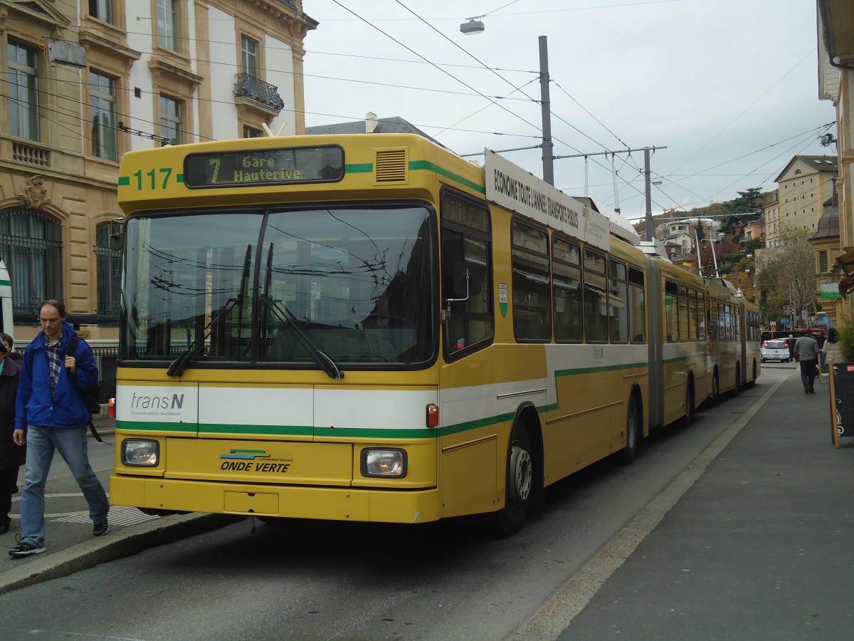 (147'990) - transN, La Chaux-de-Fonds - Nr. 117 - NAW/Hess Gelenktrolleybus (ex TN Neuchtel Nr. 117) am 8. November 2013 in Neuchtel, Place Pury