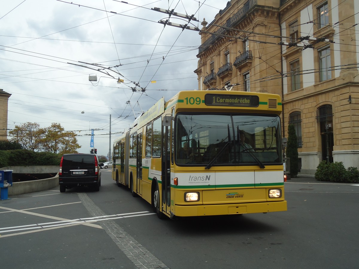 (148'009) - transN, La Chaux-de-Fonds - Nr. 109 - NAW/Hess Gelenktrolleybus (ex TN Neuchtel Nr. 109) am 8. November 2013 in Neuchtel, Place Pury