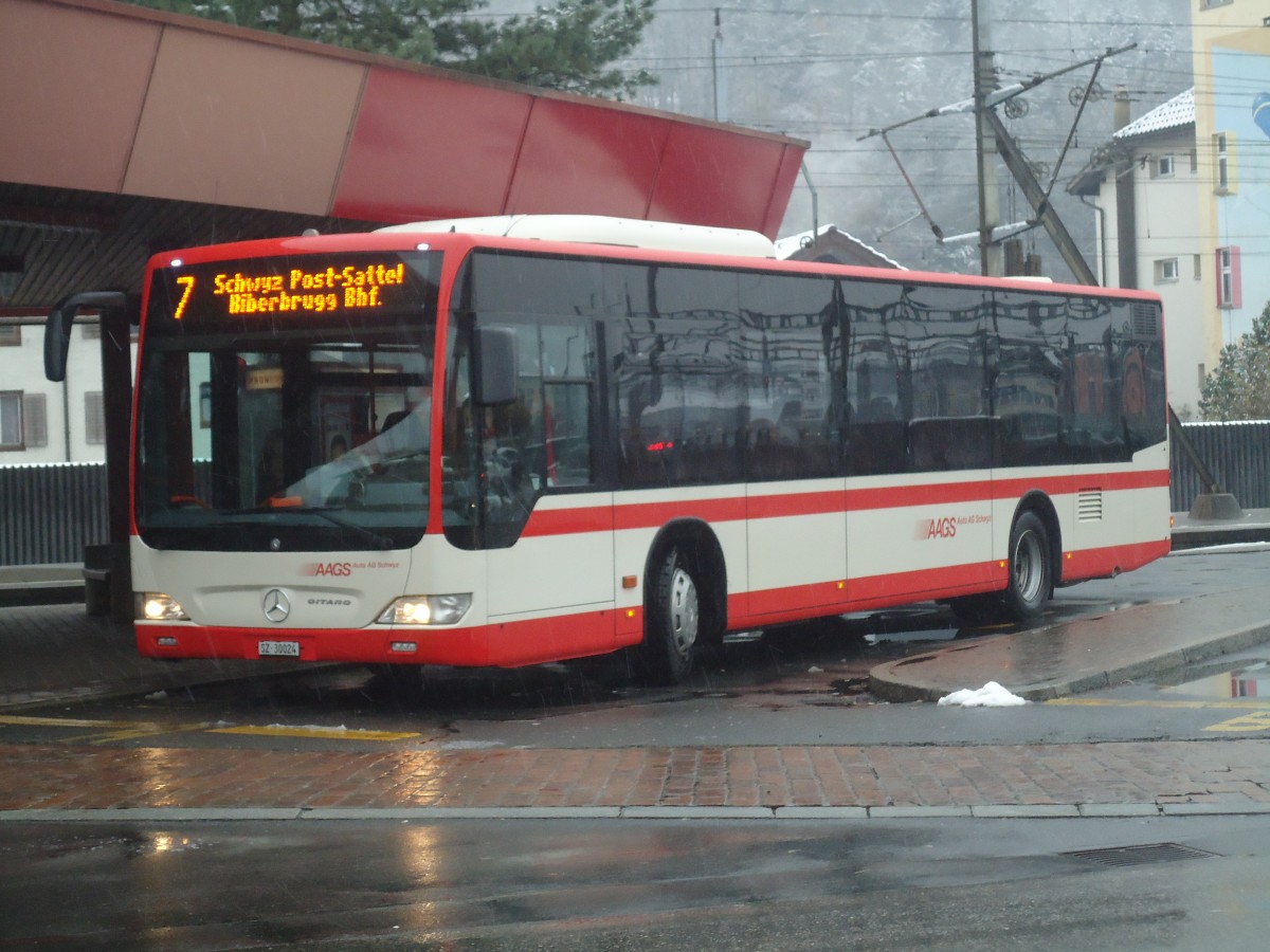 (148'153) - AAGS Schwyz - Nr. 24/SZ 30'024 - Mercedes am 23. November 2013 beim Bahnhof Schwyz