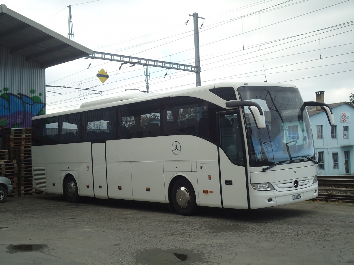 (148'159) - EvoBus, Kloten - ZH 489'164 - Mercedes am 25. November 2013 beim Bahnhof Ddingen