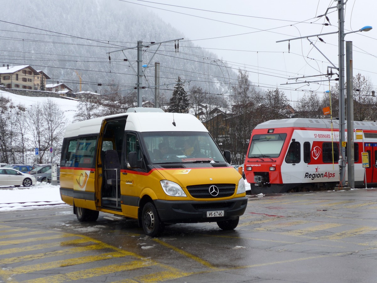 (148'737) - TMR Martigny - Nr. 131/VS 6740 - Mercedes am 2. Februar 2014 beim Bahnhof Le Chble