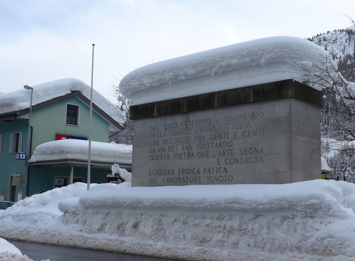 (148'799) - PostAuto-Haltestelle am 9. Februar 2014 beim Bahnhof Airolo