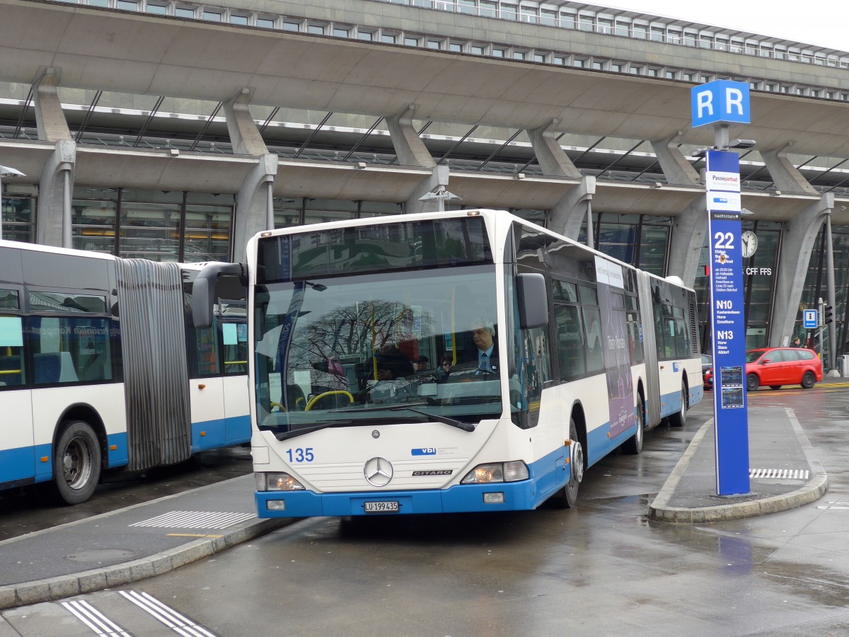 (148'890) - VBL Luzern - Nr. 135/LU 199'435 - Mercedes am 16. Februar 2014 beim Bahnhof Luzern