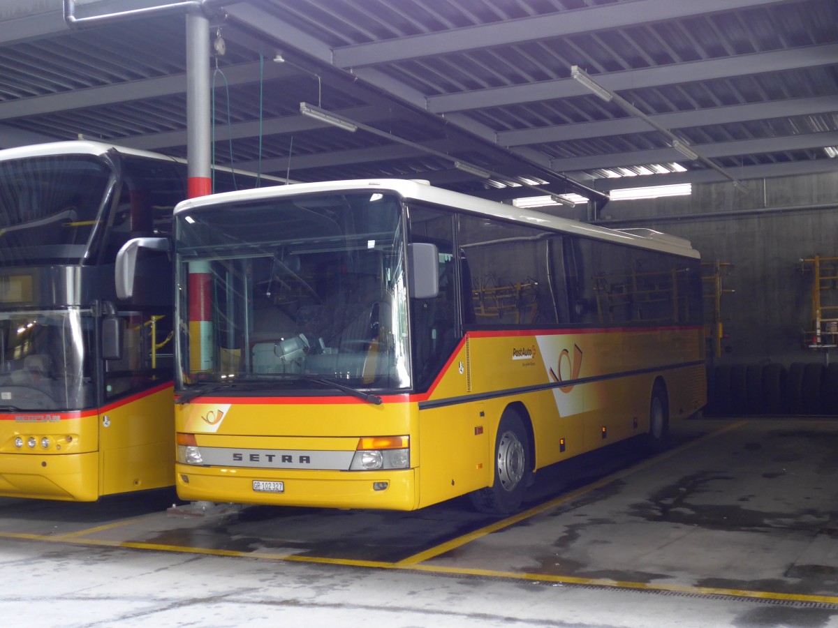 (149'118) - PostAuto Graubnden - GR 102'327 - Setra am 1. Mrz 2014 in Chur, Garage