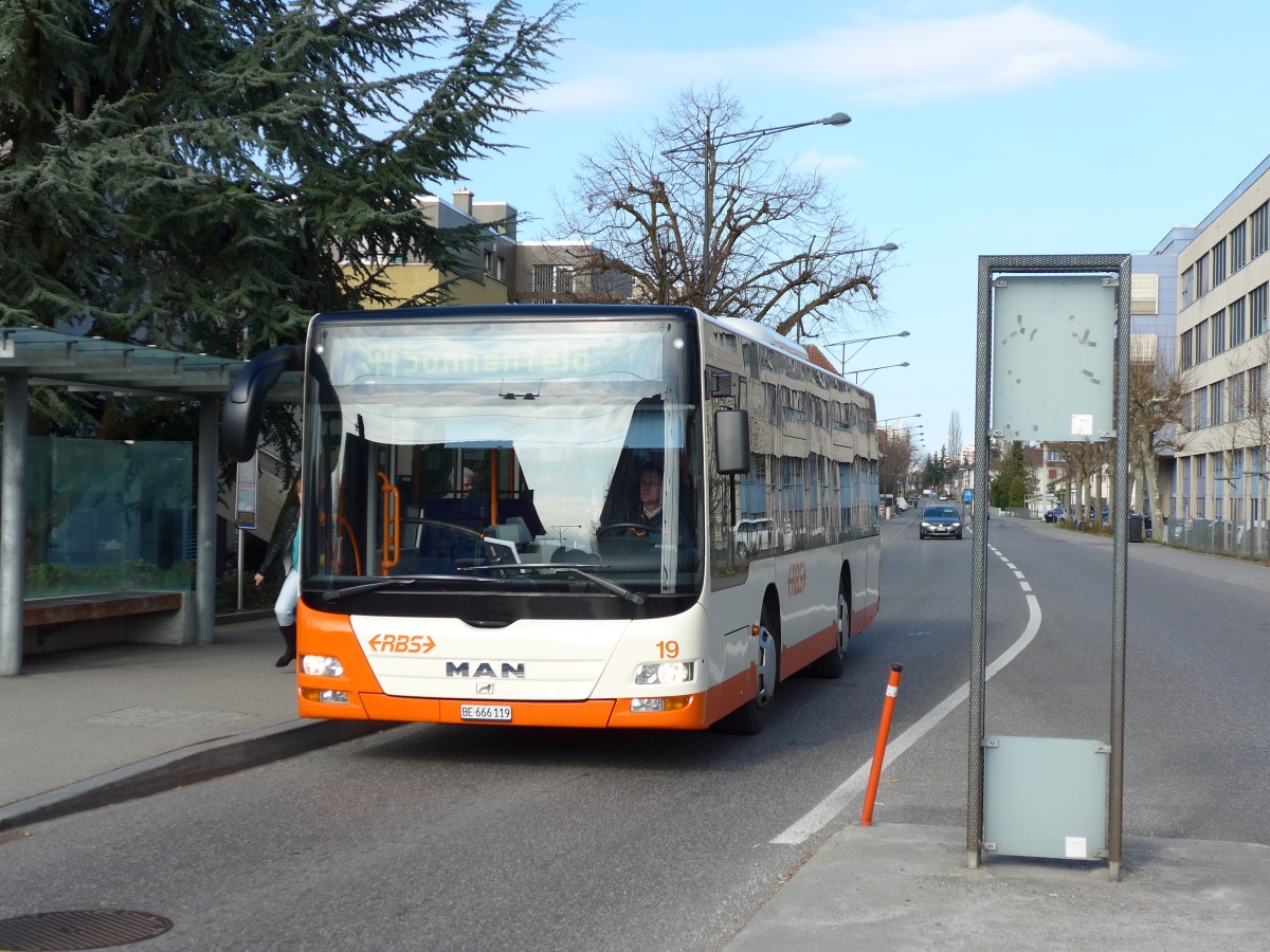 (149'361) - RBS Worblaufen - Nr. 19/BE 666'119 - MAN am 19. Mrz 2014 beim Bahnhof Gmligen