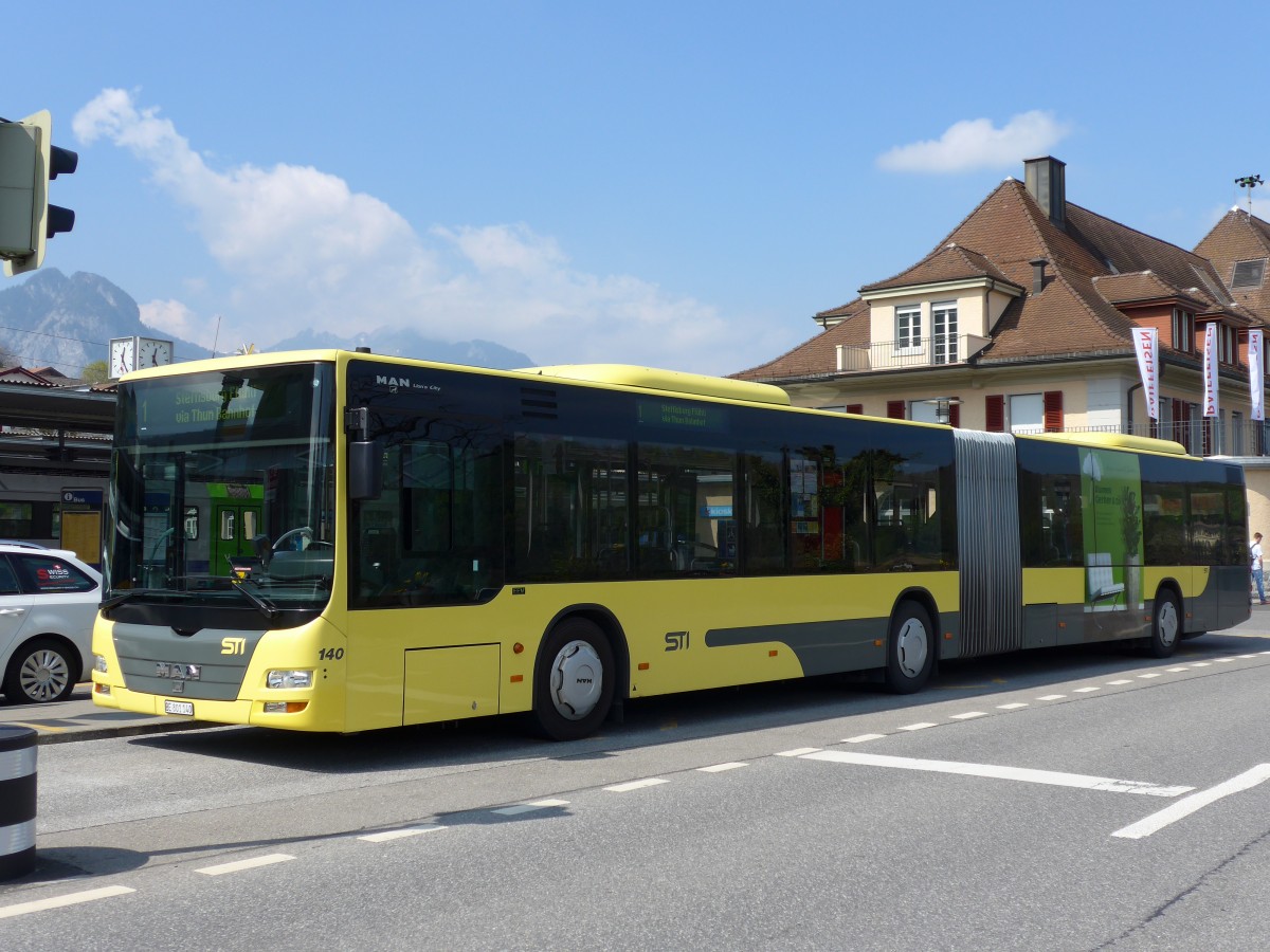 (149'654) - STI Thun - Nr. 140/BE 801'140 - MAN am 13. April 2014 beim Bahnhof Spiez