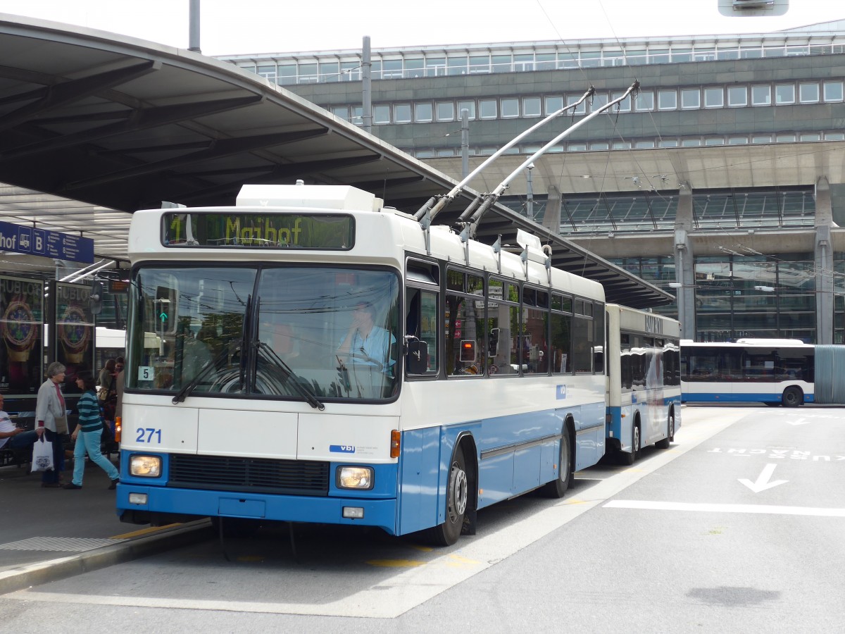 (150'595) - VBL Luzern - Nr. 271 - NAW/R&J-Hess Trolleybus am 10. Mai 2014 beim Bahnhof Luzern