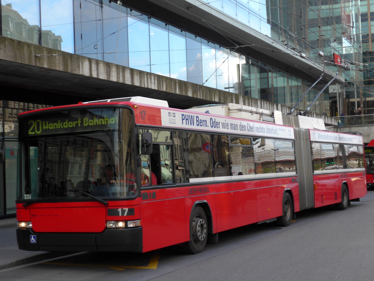 (151'016) - Bernmobil, Bern - Nr. 17 - NAW/Hess Gelenktrolleybus am 28. Mai 2014 beim Bahnhof Bern