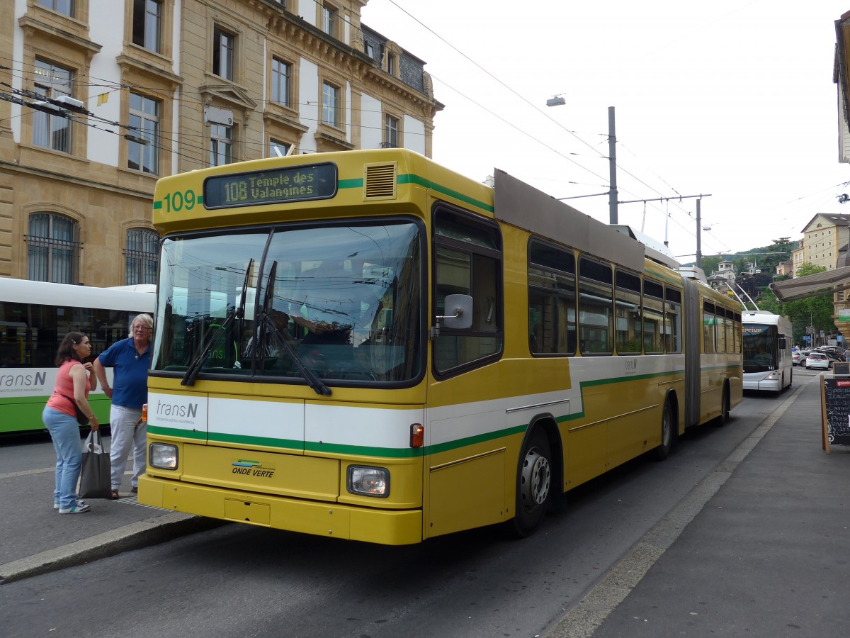 (151'500) - transN, La Chaux-de-Fonds - Nr. 109 - NAW/Hess Gelenktrolleybus (ex TN Neuchtel Nr. 109) am 12. Juni 2014 in Neuchtel, Place Pury