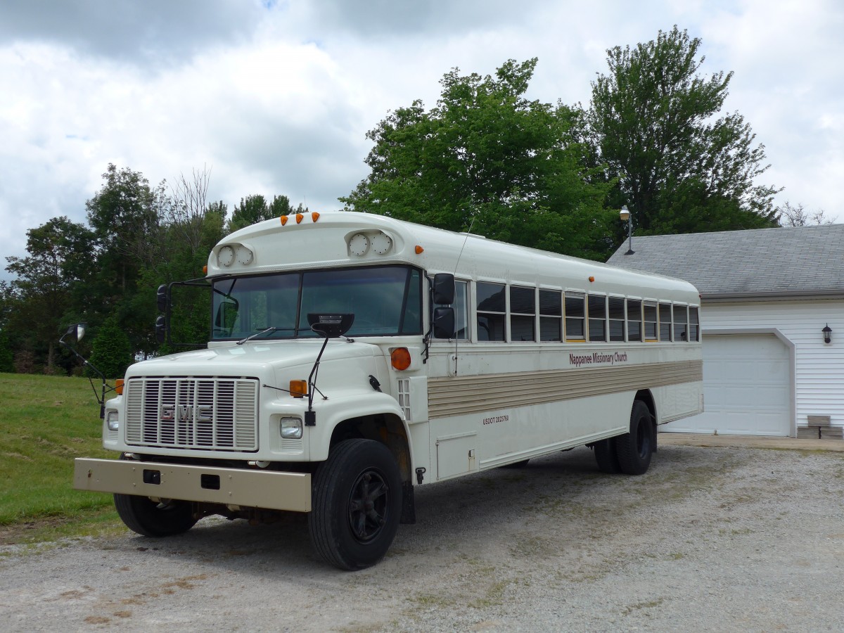 (152'945) - Nappanee Missionary Church, Nappanee - B173B - GMC/Bluebird (ex Schulbus) am 16. Juli 2014 in Nappanee, Church