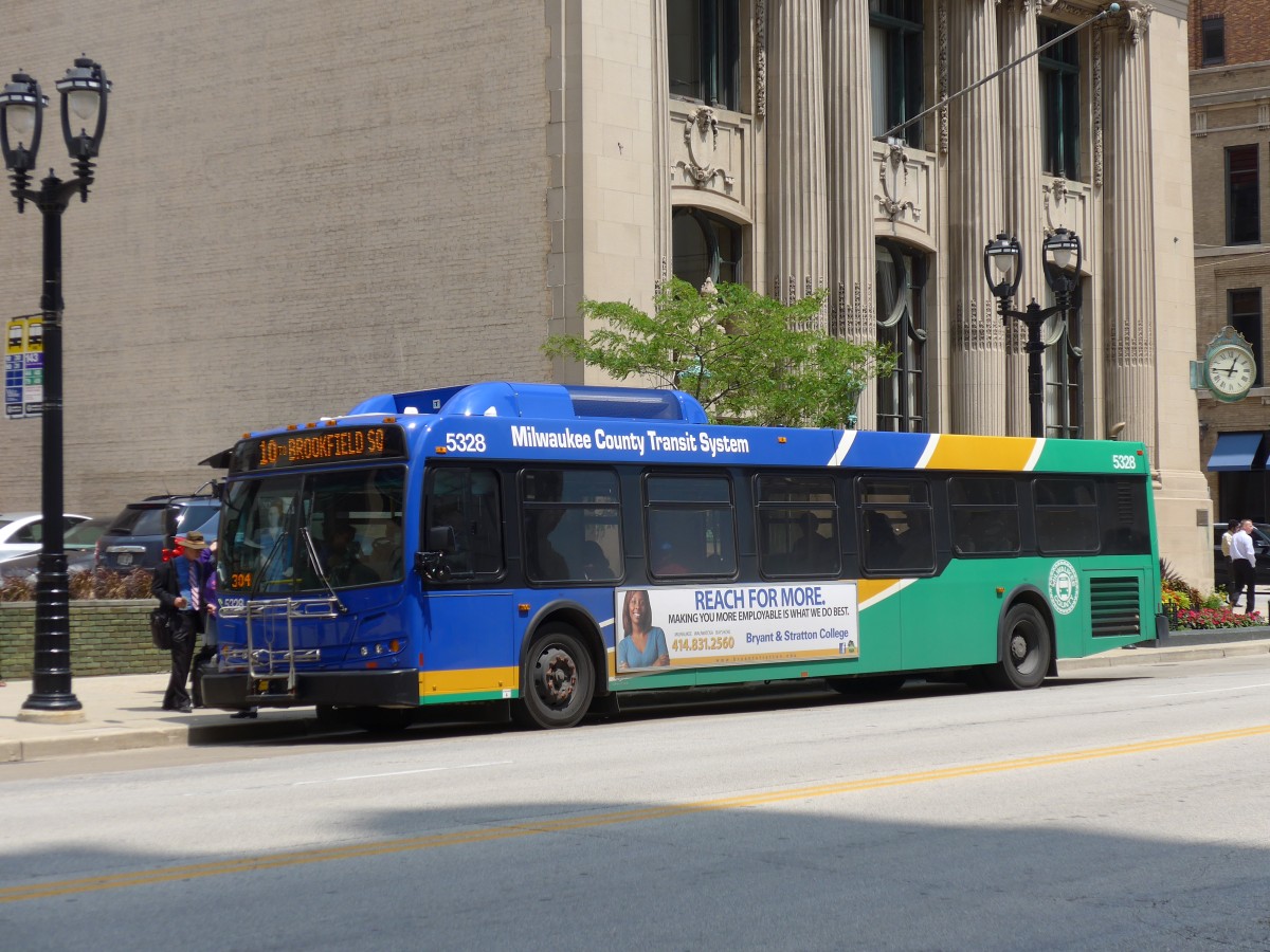 (153'011) - MCTS Milwaukee - Nr. 5328/83'752 - New Flyer am 17. Juli 2014 in Milwaukee