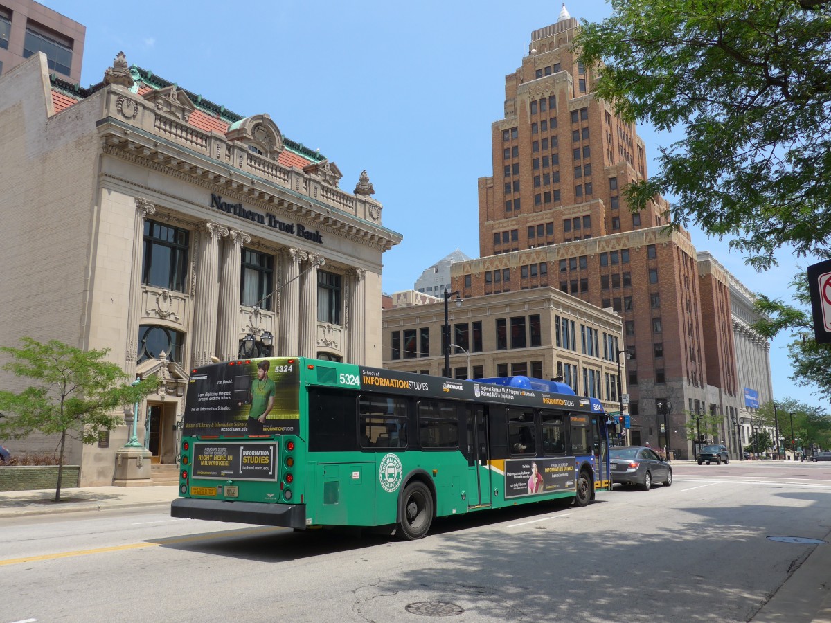 (153'017) - MCTS Milwaukee - Nr. 5324/83'532 - New Flyer am 17. Juli 2014 in Milwaukee