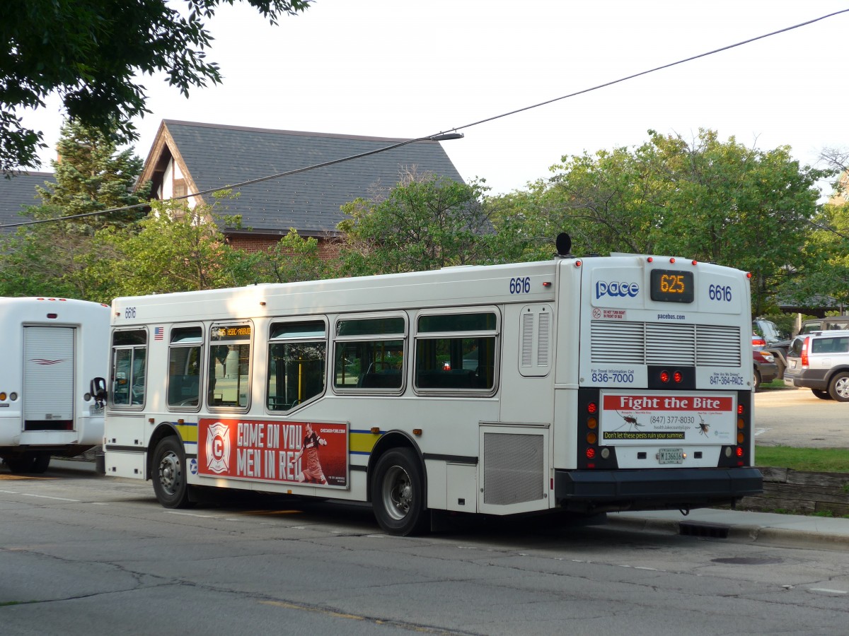 (153'085) - Pace Arlington Hights - Nr. 6616/M 136'616 - NABI am 18. Juli 2014 beim Bahnhof Lake Forest