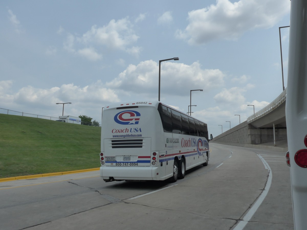 (153'419) - Van Galder, Janesville - Nr. 65'842/P 734'910 - MCI am 20. Juli 2014 in Chicago, Airport O'Hare