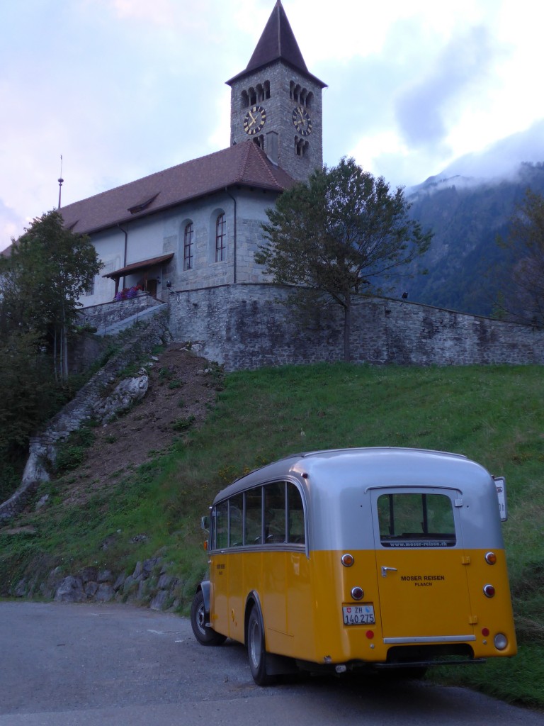 (154'721) - Moser, Flaach - ZH 140'275 - Saurer/R&J (ex Rapold, Neuhausen; ex Deutsches Reiseunternehmen; ex Schaub, Arisdorf) am 30. August 2014 in Brienz, Kirche