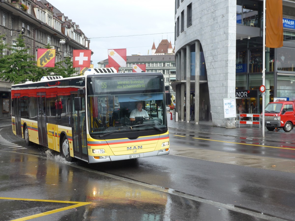 (155'709) - STI Thun - Nr. 128/BE 800'128 - MAN am 13. Oktober 2014 beim Bahnhof Thun