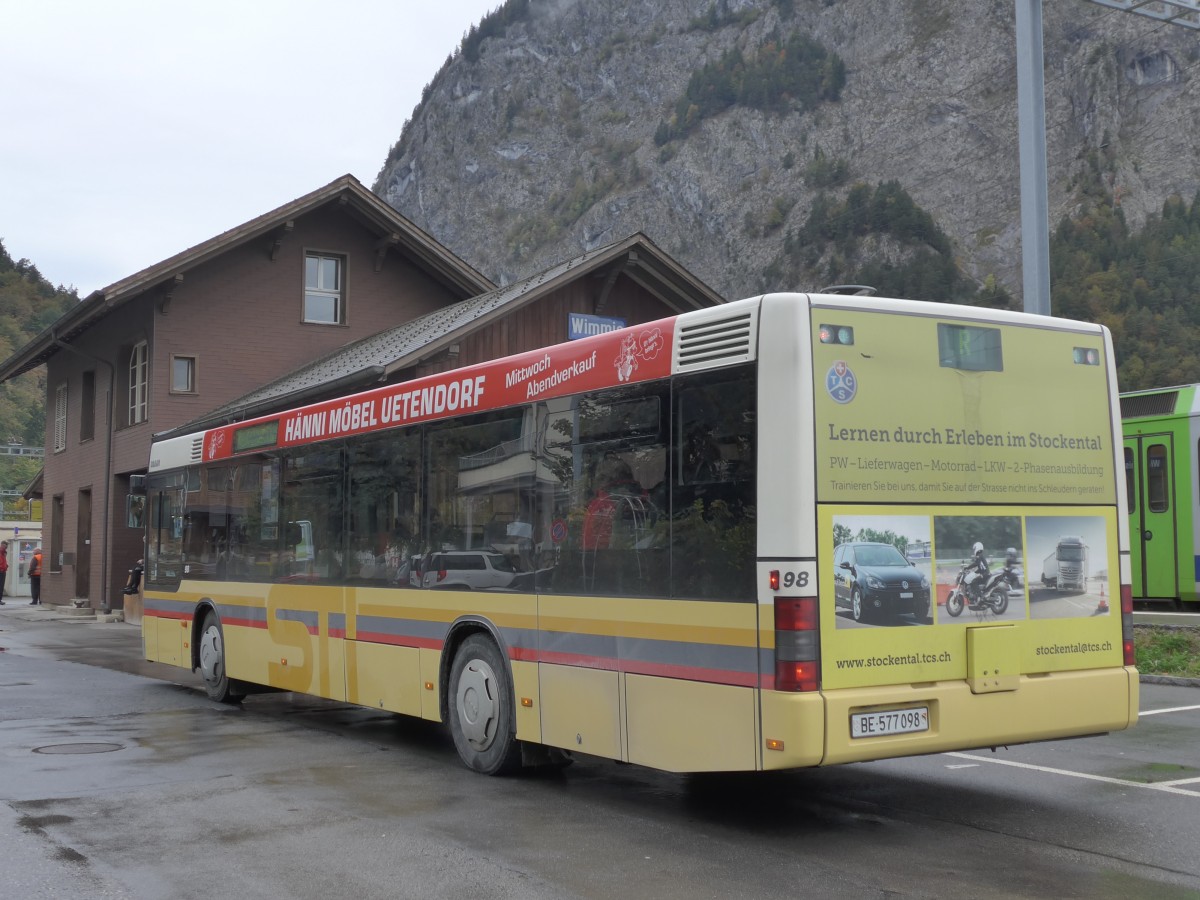 (155'719) - STI Thun - Nr. 98/BE 577'098 - MAN am 13. Oktober 2014 beim Bahnhof Wimmis