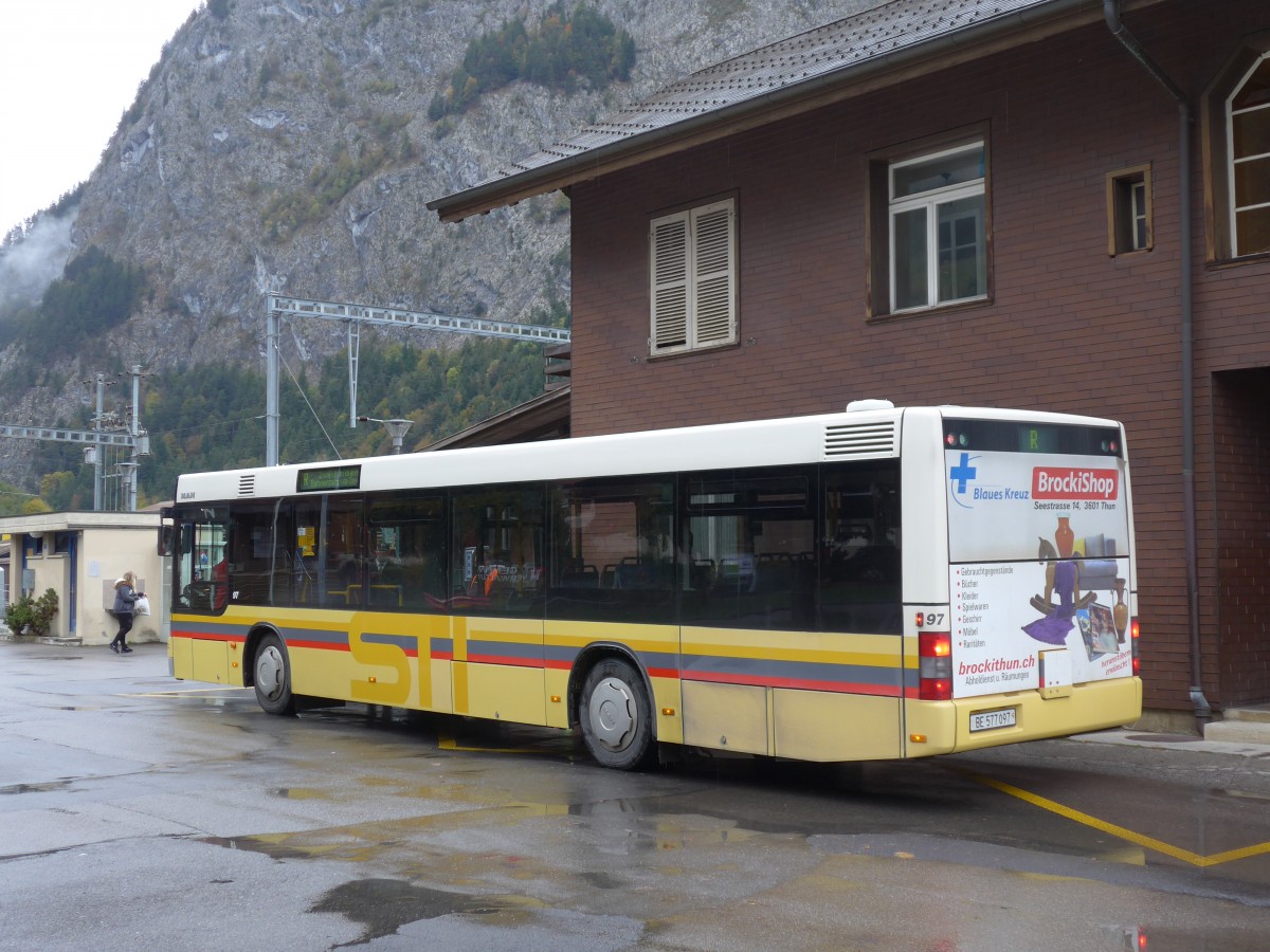 (155'729) - STI Thun - Nr. 97/BE 577'097 - MAN am 13. Oktober 2014 beim Bahnhof Wimmis