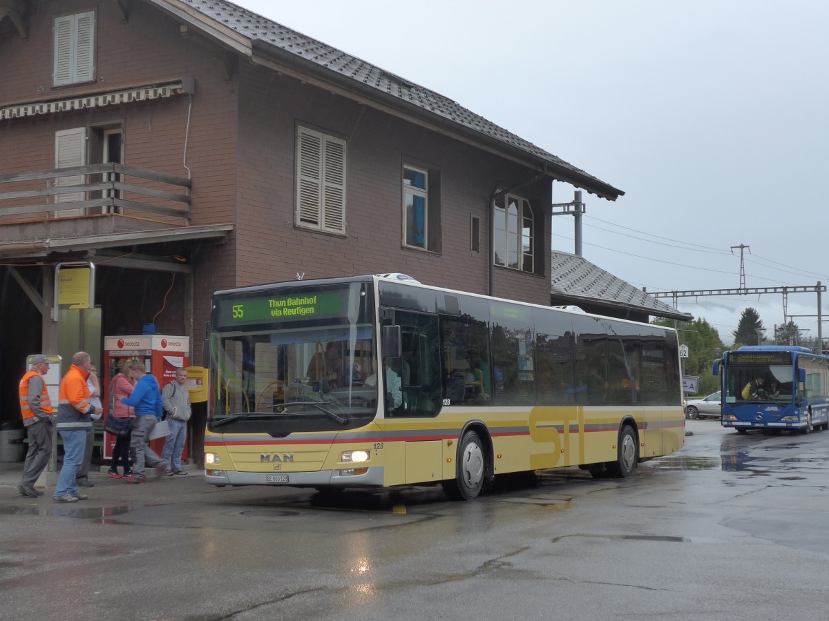 (155'753) - STI Thun - Nr. 128/BE 800'128 - MAN am 13. Oktober 2014 beim Bahnhof Wimmis